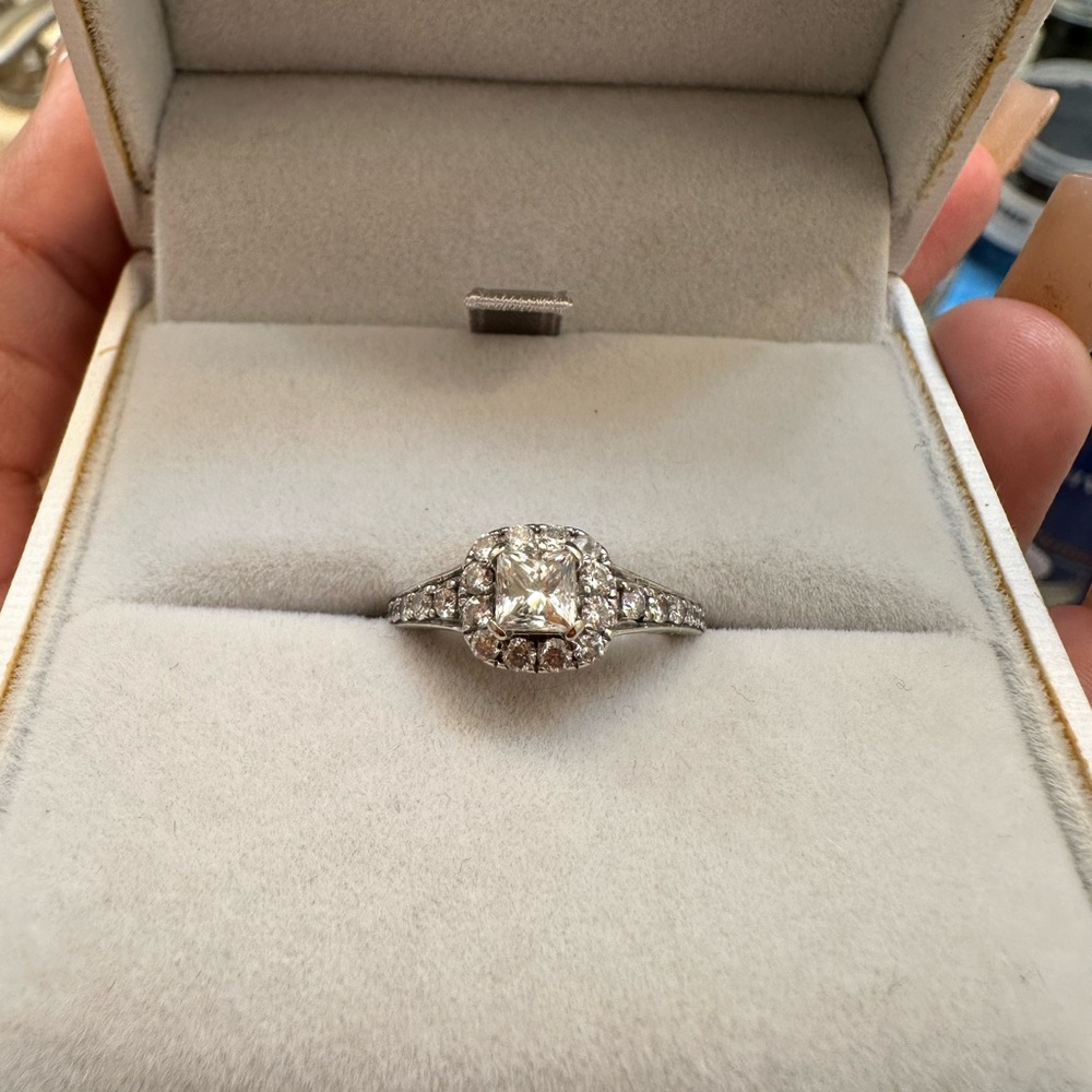 Diamond certified 18kt white gold ring